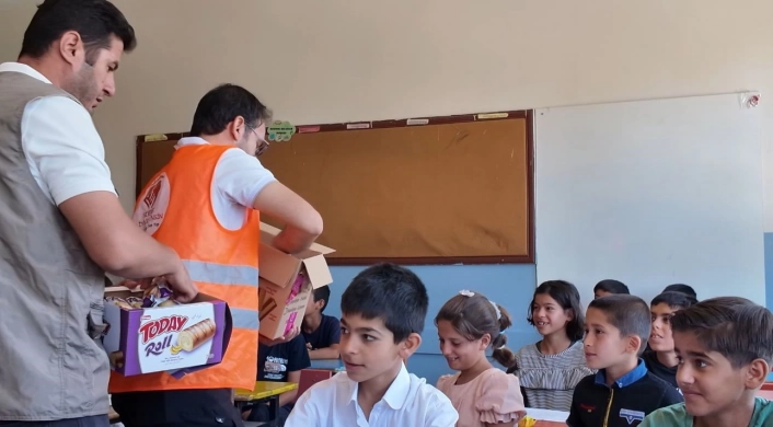 Siverekte öğrencilere karne gününde dondurma ve kek ikram edildi
