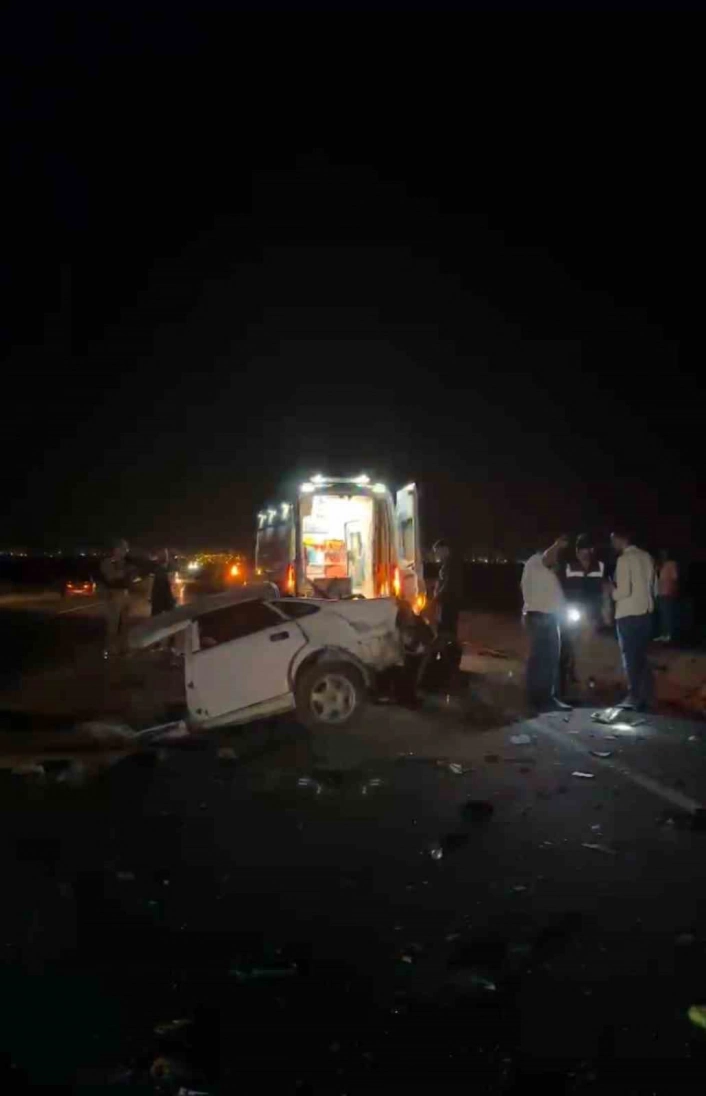 Siverekte otomobil tıra çarptı: 1 ölü, 1 yaralı
