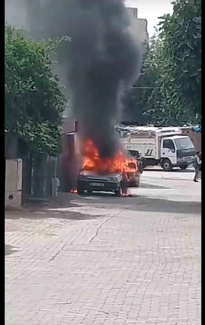 Siverekte park halindeki otomobil alev aldı
