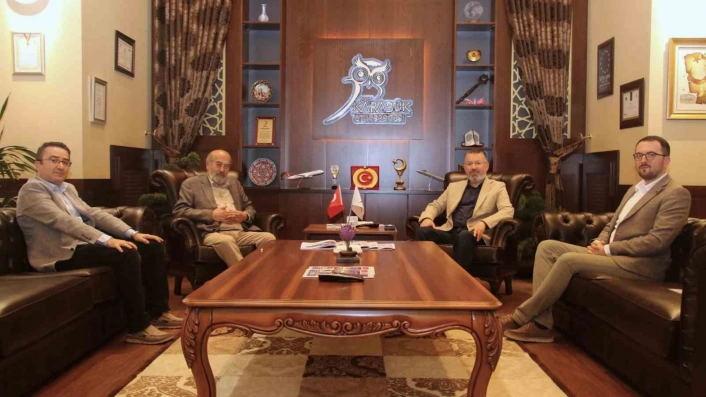 Siyaset bilimi uzmanı akademisyenlerden Rektör Kırışıka ziyaret
