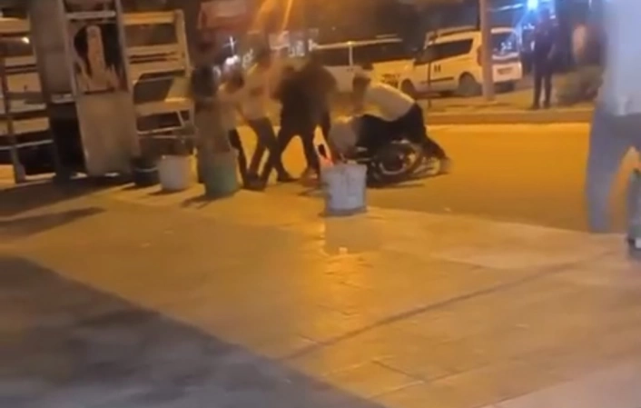 Sokak ortasında öldüresiye darp ettiler
