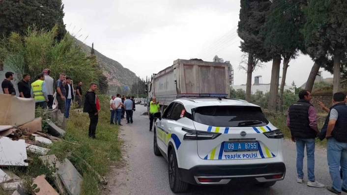 Sökede feci kaza: Kamyonun çarptığı temizlik işleri personeli hayatını kaybetti

