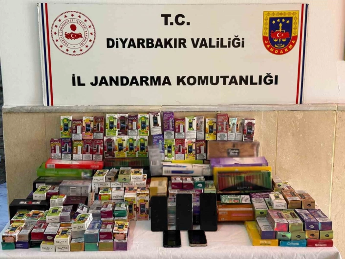Sosyal medyada boş elektronik sigara kutularını dolu gibi gösterip dolandırıcılık yapan 2 kişi tutuklandı
