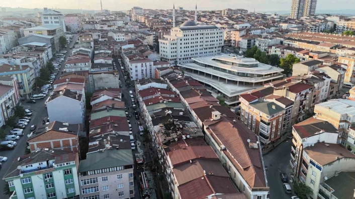 Sultangazide çatı yangını yan binalara sıçradı: Yanan çatılar dronla görüntülendi
