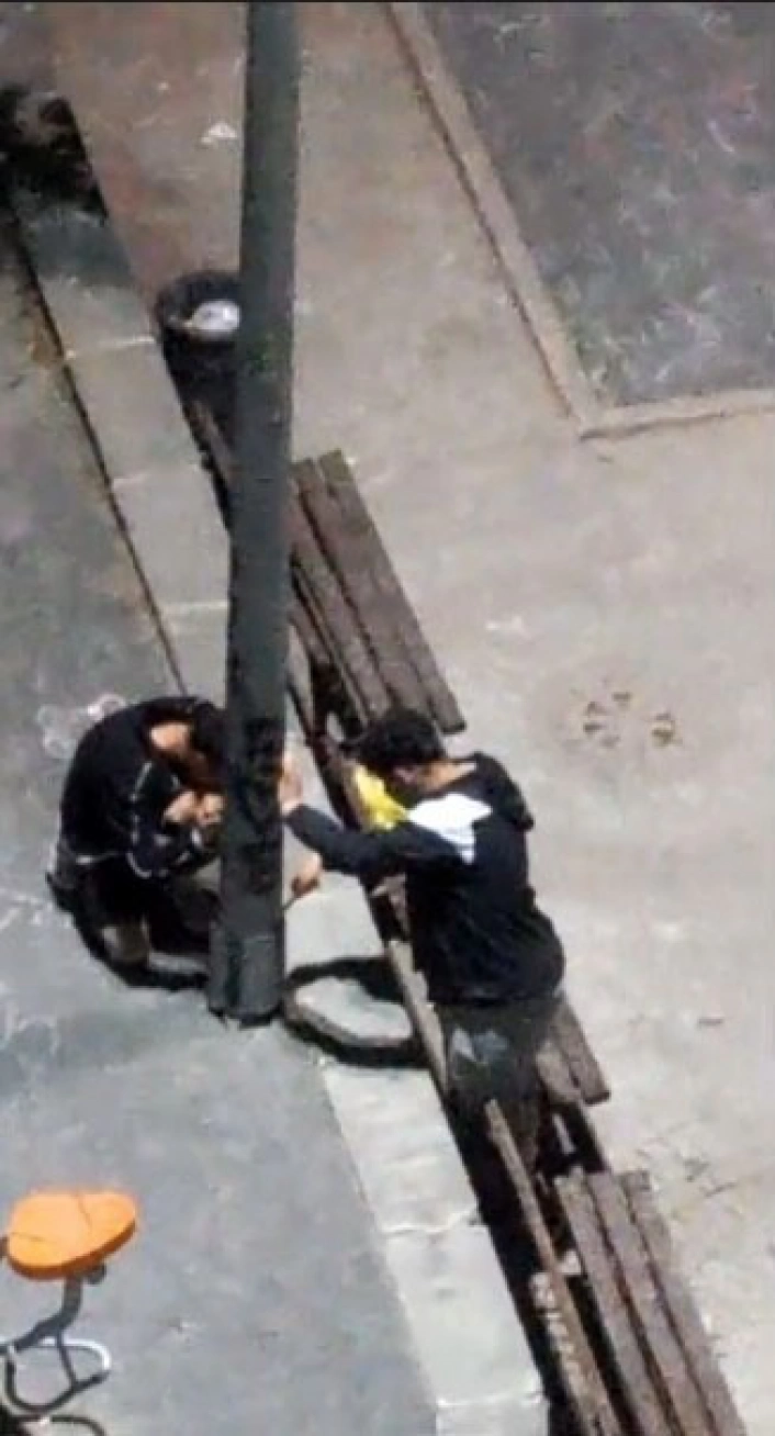 Sultangazide gençler aydınlatma direğini kırarak elektriği kesmeye çalıştı
