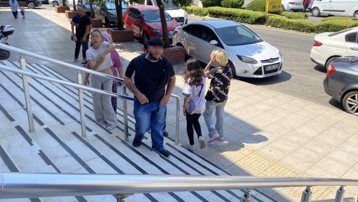 Şüphelinin kız kardeşi gazetecilere al bunu da çek diyerek el hareketi çekti
