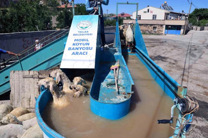 Talas Belediyesinden keneye karşı mobil banyoluk
