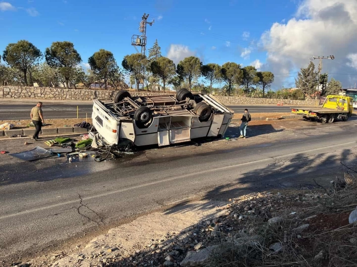 Tarım işçilerini taşıyan servis midibüsü ters döndü: 25 yaralı
