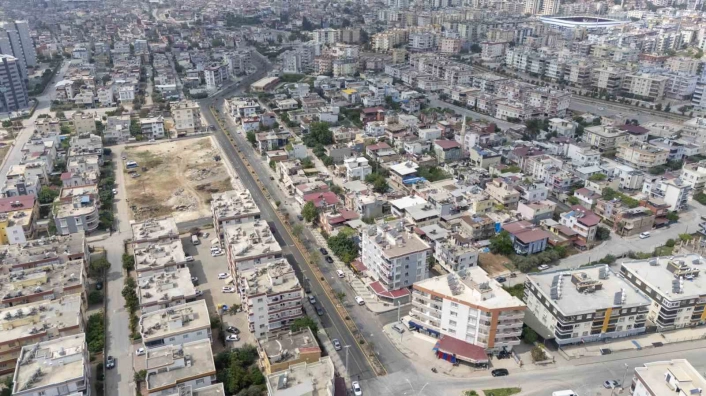 Tarsusta caddelerde yenileme çalışmaları sürüyor
