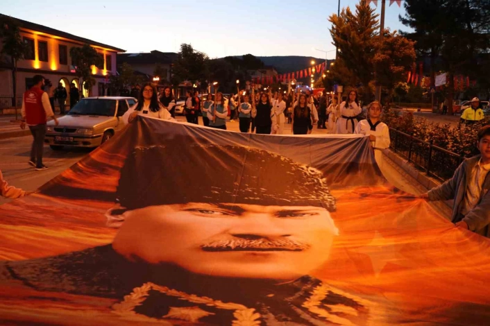 Taşovada coşkulu 19 Mayıs meşale ve bayrak yürüyüşü
