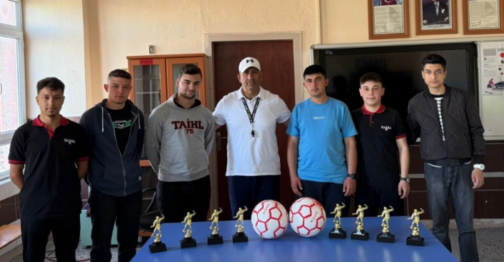 Tavşanlı Anadolu İmam Hatip Lisesinde mini futsal turnuvası
