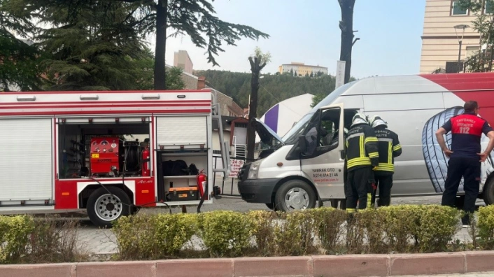 Tavşanlıda seyir halindeki minibüs alev aldı
