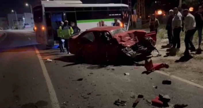 Tekirdağda otomobille minibüsün kafa kafaya çarpıştığı kaza kamerada: 1 ağır yaralı
