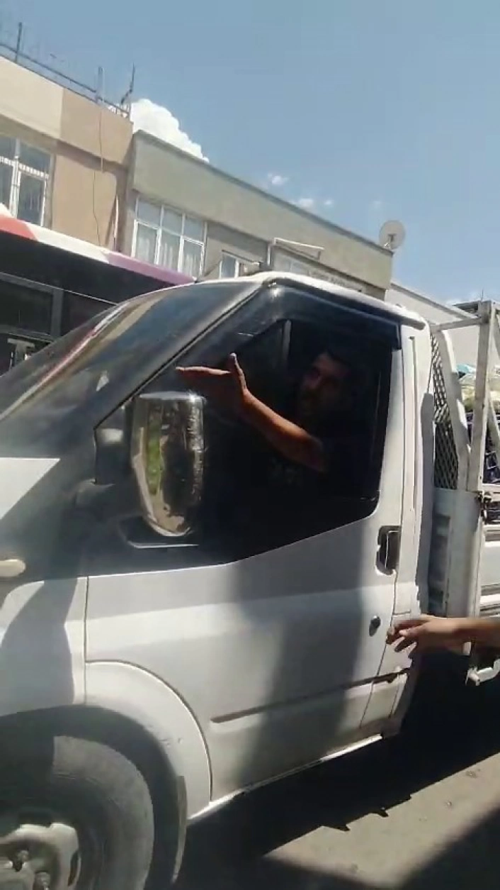 Ters yöne girdi, kadın otobüs şoförüne zorluk yaşattı
