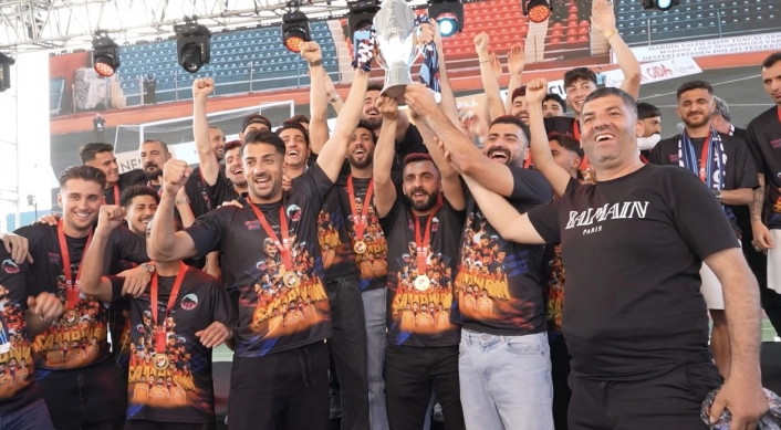 TFF 2. Lige yükselen Mardin 1969 Spor, şampiyonluk kupasını aldı

