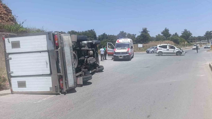 Ticari araç yandan çarptığı kamyoneti devirdi
