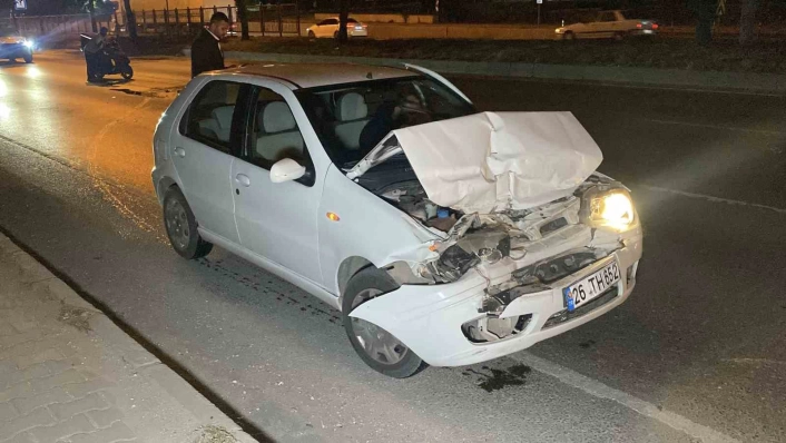 Tıra arkadan çarpan otomobil kullanılmaz hale geldi, sürücüsü yaralandı
