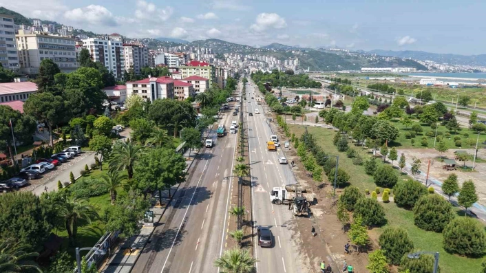 Trabzonda devlet eski sahil yolu büyük ölçüde sel suları ve çamurdan temizlendi
