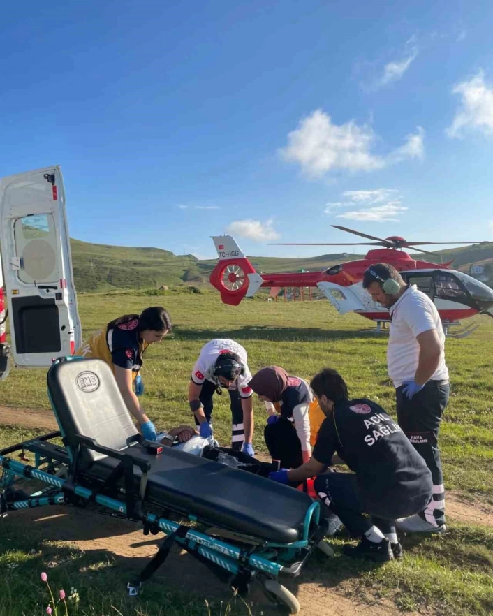 Trabzonda yaylada düşerek yaralanan şahıs helikopter ambulansla hastaneye ulaştırıldı