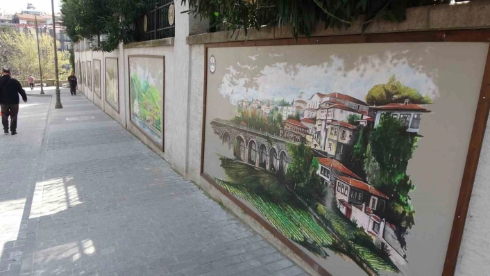 Trabzonu çizdiği motiflerle güzelleştiriyor
