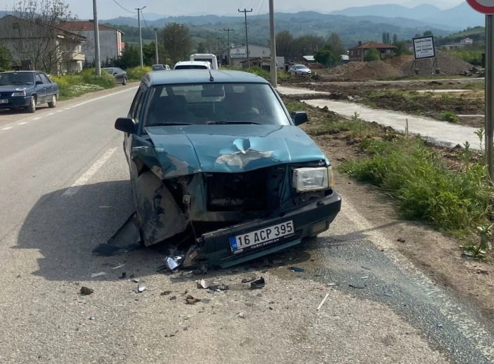 Traktör ile otomobil çarpıştı: 1i çocuk, 3 yaralı

