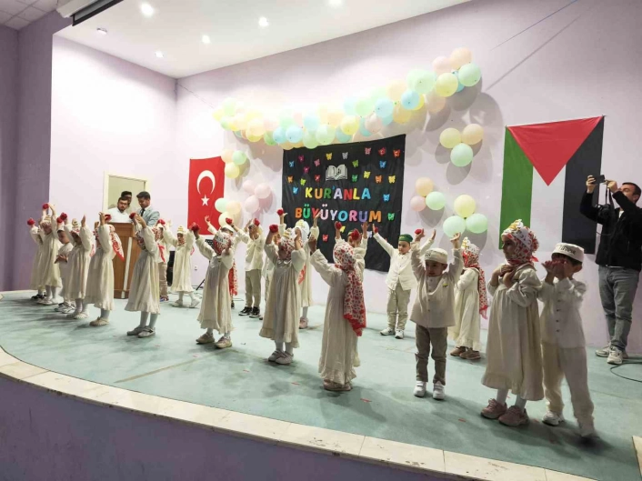 Tuncelide miniklerin yoğun katılımlı Kuran kursu kapanış programı
