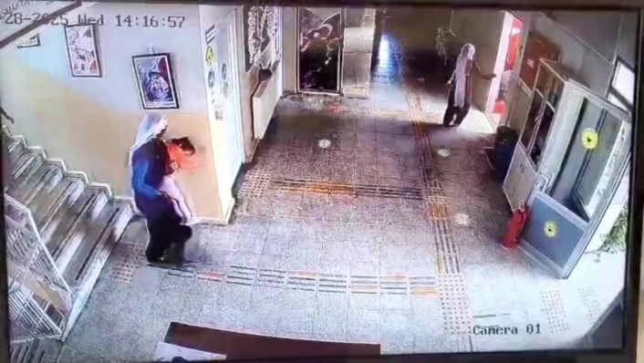 Tuncelide müdürün Heimlich manevrası, minik çocuğun hayatını kurtardı
