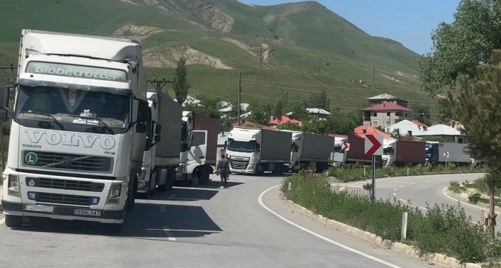 Türkiye-İran sınırında 2 kilometrelik tır kuyruğu
