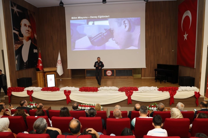 Türkiyenin ilk astronotu Alper Gezeravcı ATÜde öğrencilerle buluştu
