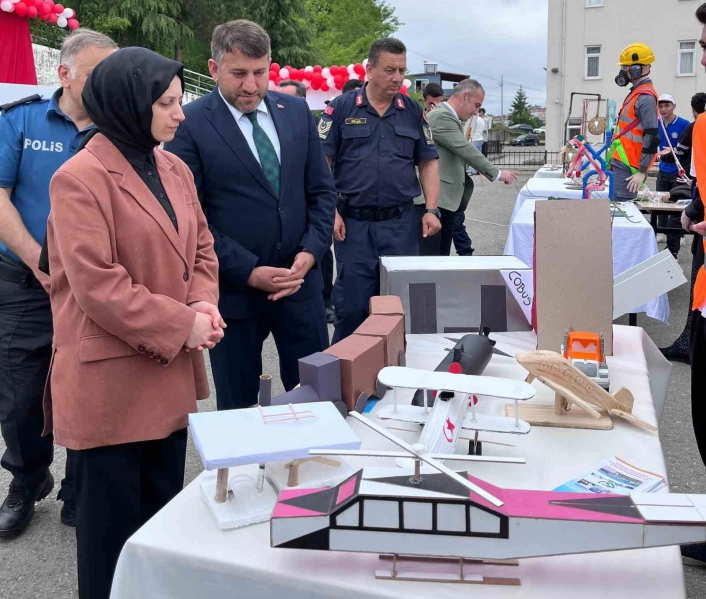 Ulubeyde bilim fuarı açıldı
