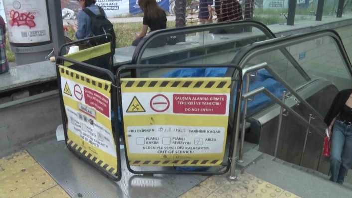 Ünalan Metro İstasyonunda yürüyen merdiven kırıldı
