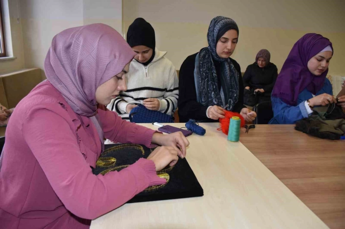Üreten eller Hasan Celal Güzel Gençlik Merkezinde buluşuyor

