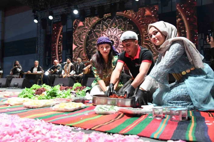 Urfanın siyah gülü ile Ispartanın pembe gülü buluştu
