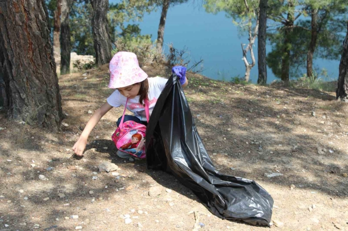 Uşakta minik eller gelecekleri için atık topladı
