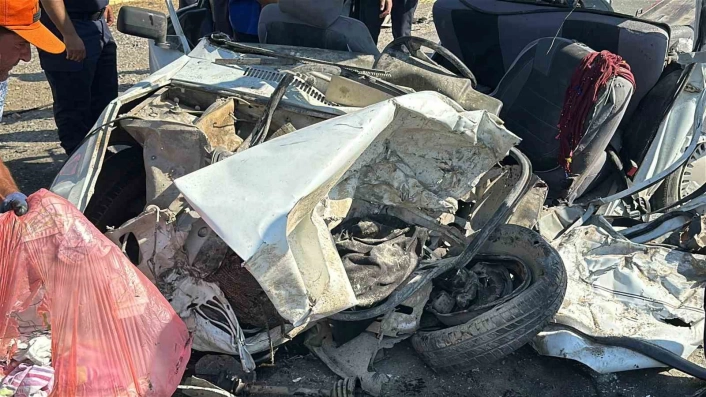 Uşakta otomobil kamyonla çarpıştı: Baba ve kızı hayatını kaybetti
