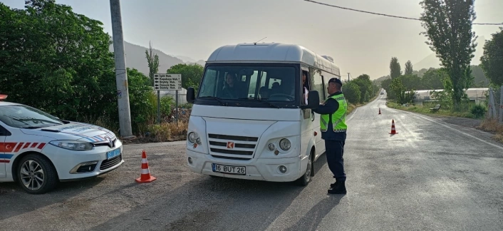 Uşakta polis ve jandarmadan okul çevreleri ve servislere sıkı denetim
