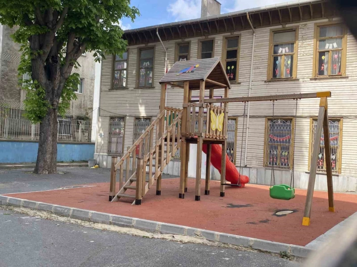 Üsküdarda anaokulu deprem sonrası hasar gördü
