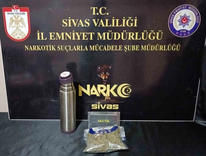 Uyuşturucu tacirleri Sivasta yakayı ele verdi
