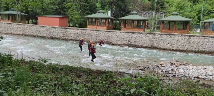 Uzungölde dereye düşüp kaybolan Suudi Arabistan uyruklu çocuğu arama çalışmaları sürüyor

