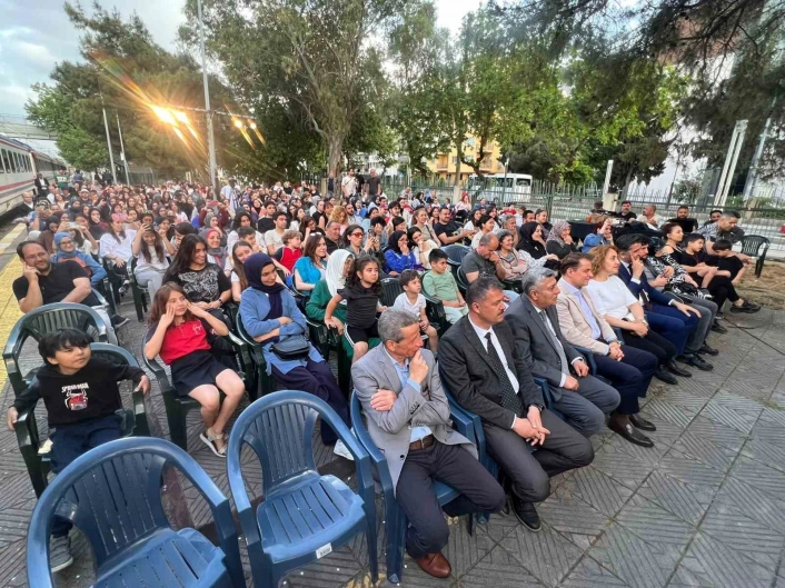 Vagon Sahne Manisa Tren Garında perdelerini açtı