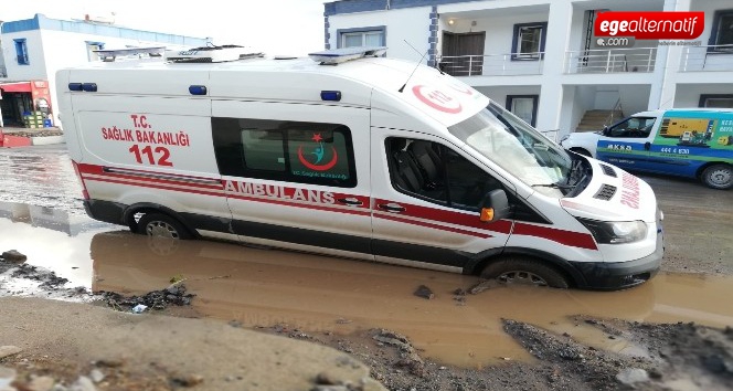 Vakaya giden ambulans çamurdan çıkmadı!