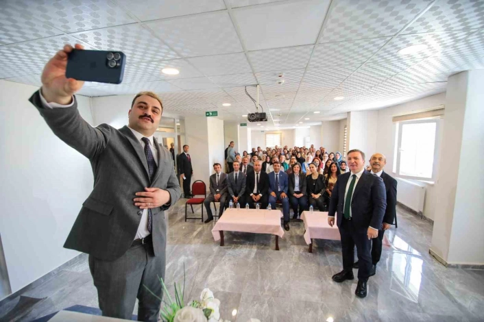 Vali Aydoğdu Çayırlıda öğretmenlerle bir araya geldi
