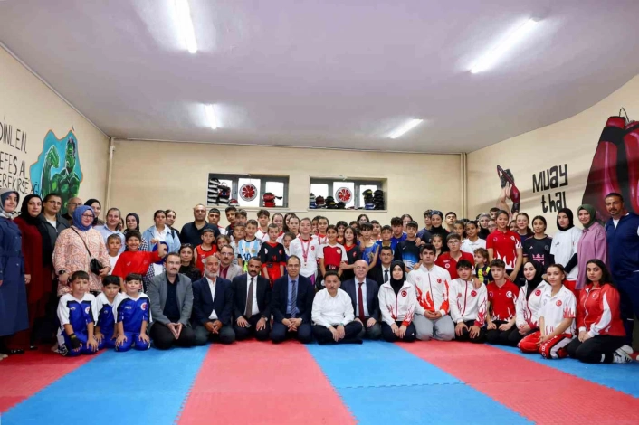 Vali Çiçekten Erva Sağlık Spor Kulübüne ziyaret
