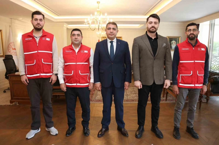 Vali kurbanını Kızılaya bağışladı
