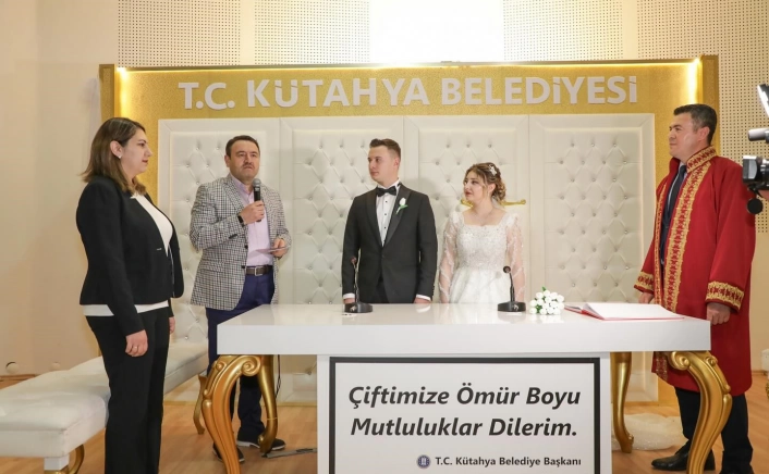 Vali Musa Işın, nikâh töreninde genç çiftin mutluluğuna ortak oldu
