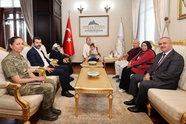 Vali Yiğitbaşı, Şehit Önder Özenin ailesini makamında ağırladı
