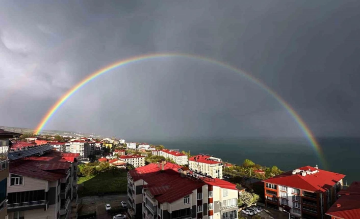 Van Gölünde gökkuşağı görsel şölen oluşturdu
