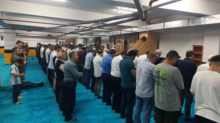 Vanda Hazreti Ömer Camii yeniden yapılıyor: Otopark alanı geçici mescit oldu
