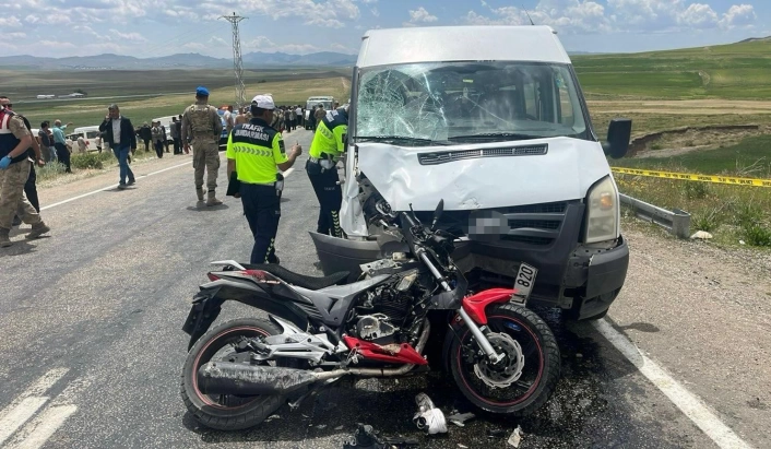 Vanda motosiklet ile minibüs çarpıştı: 2 ölü
