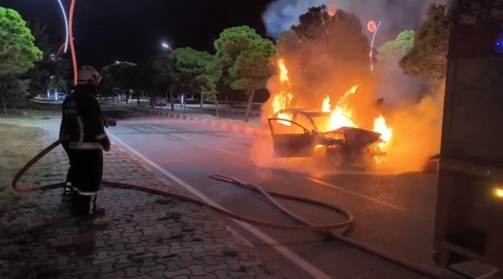 Vanda park halindeki araca çarpan otomobil alev alev yandı
